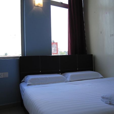 Max Inn Hotel ปาริตราจา ห้อง รูปภาพ