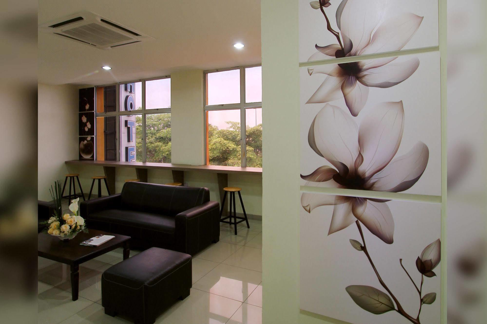 Max Inn Hotel ปาริตราจา ภายนอก รูปภาพ