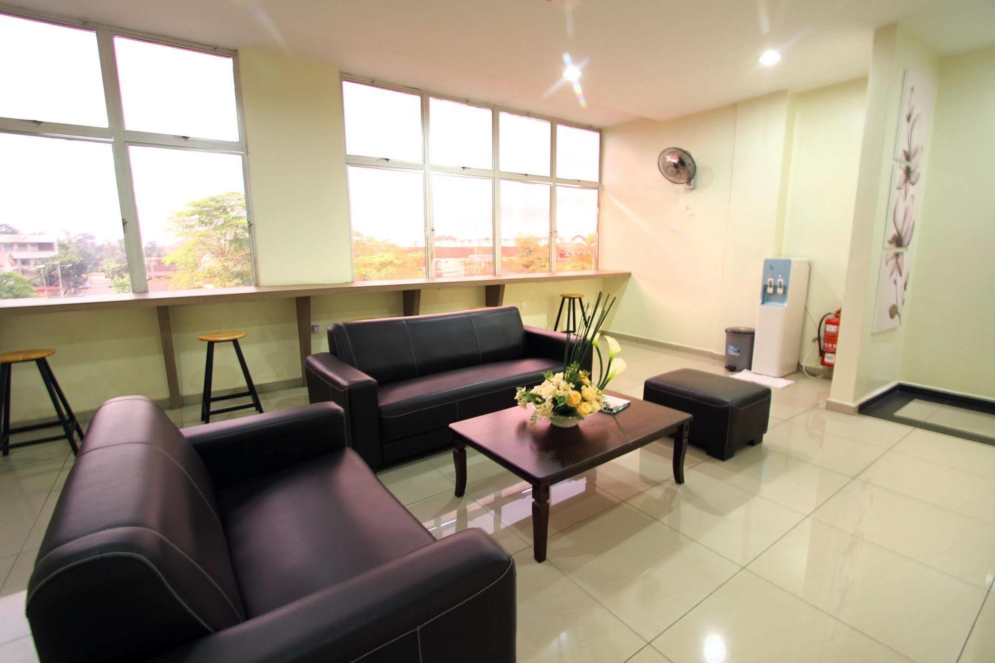Max Inn Hotel ปาริตราจา ภายนอก รูปภาพ